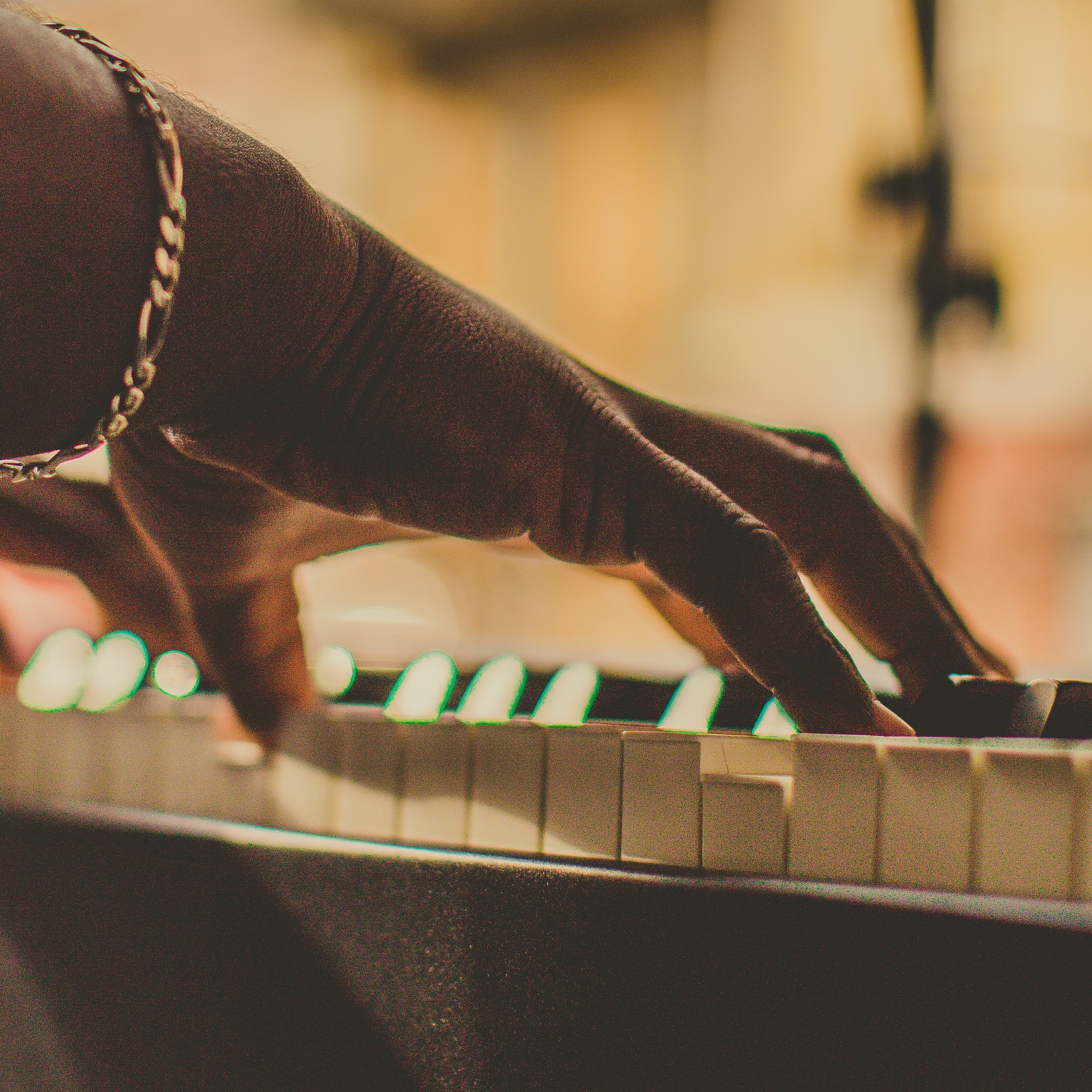 Mani che suonano un pianoforte