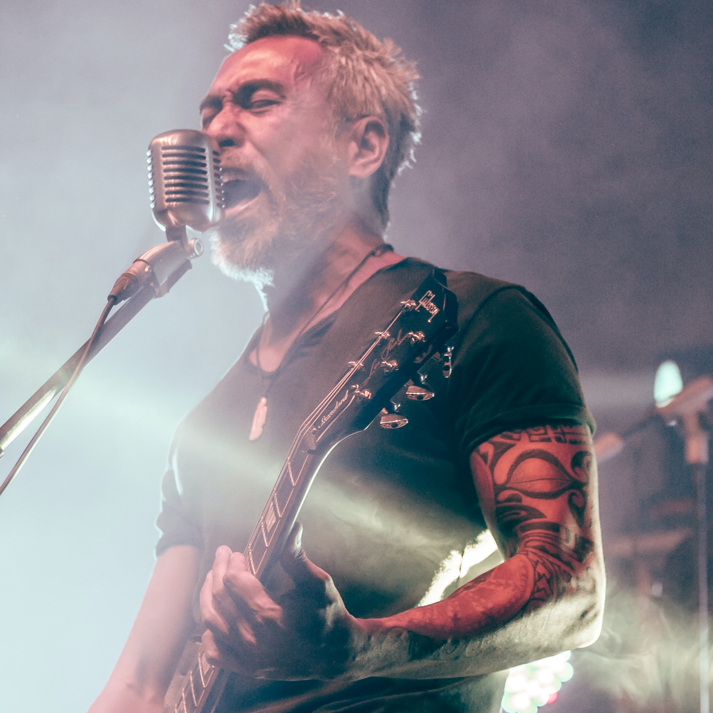 Cantante con chitarra e microfono